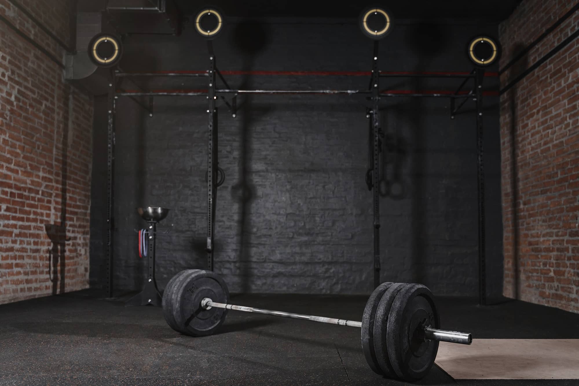 Une salle d&#039;exercices avec des poids et des haltères.